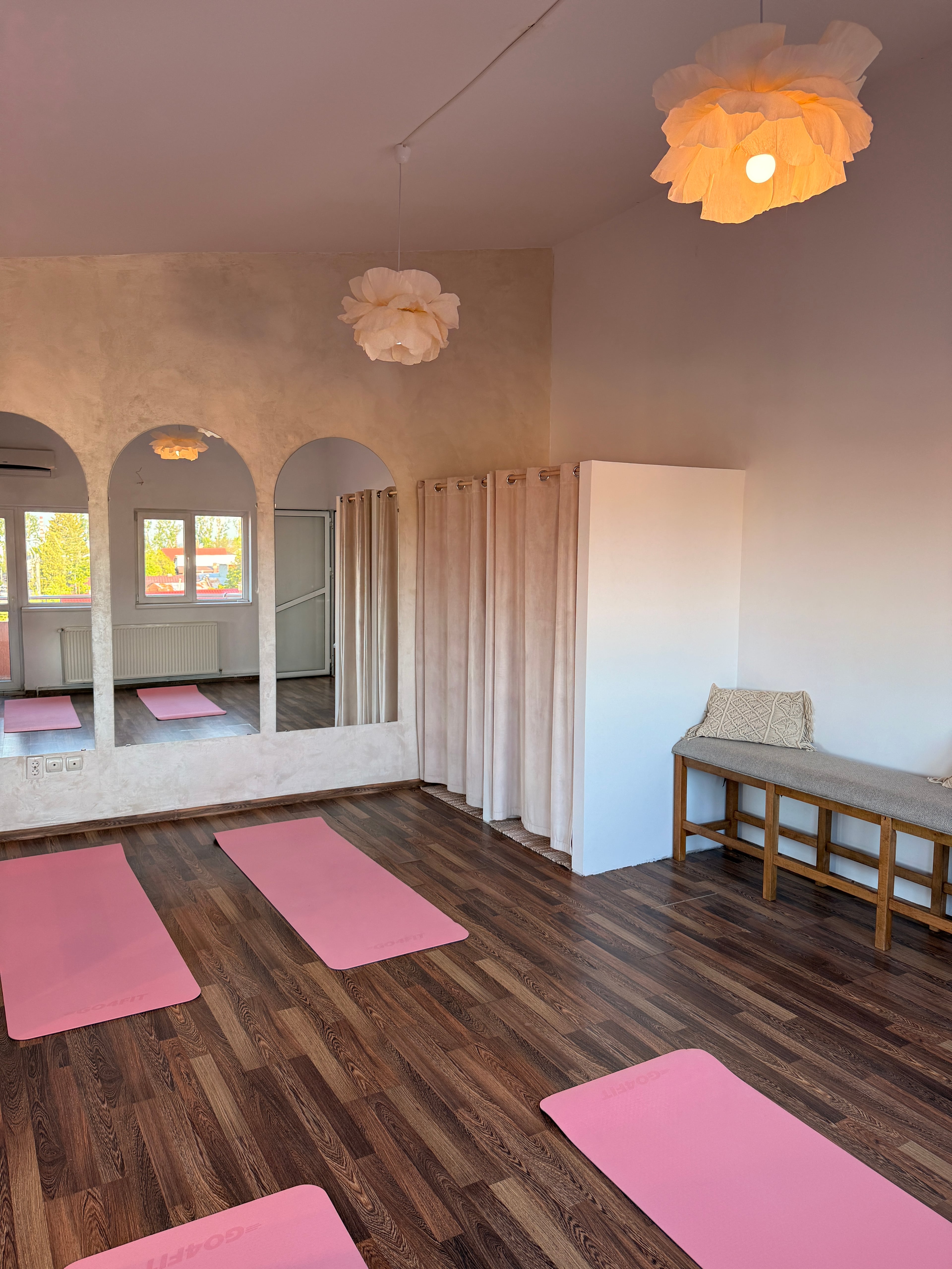 Instructor de Pilates demonstrând exerciții de armonie și echilibru la Balance Studio Ploiești