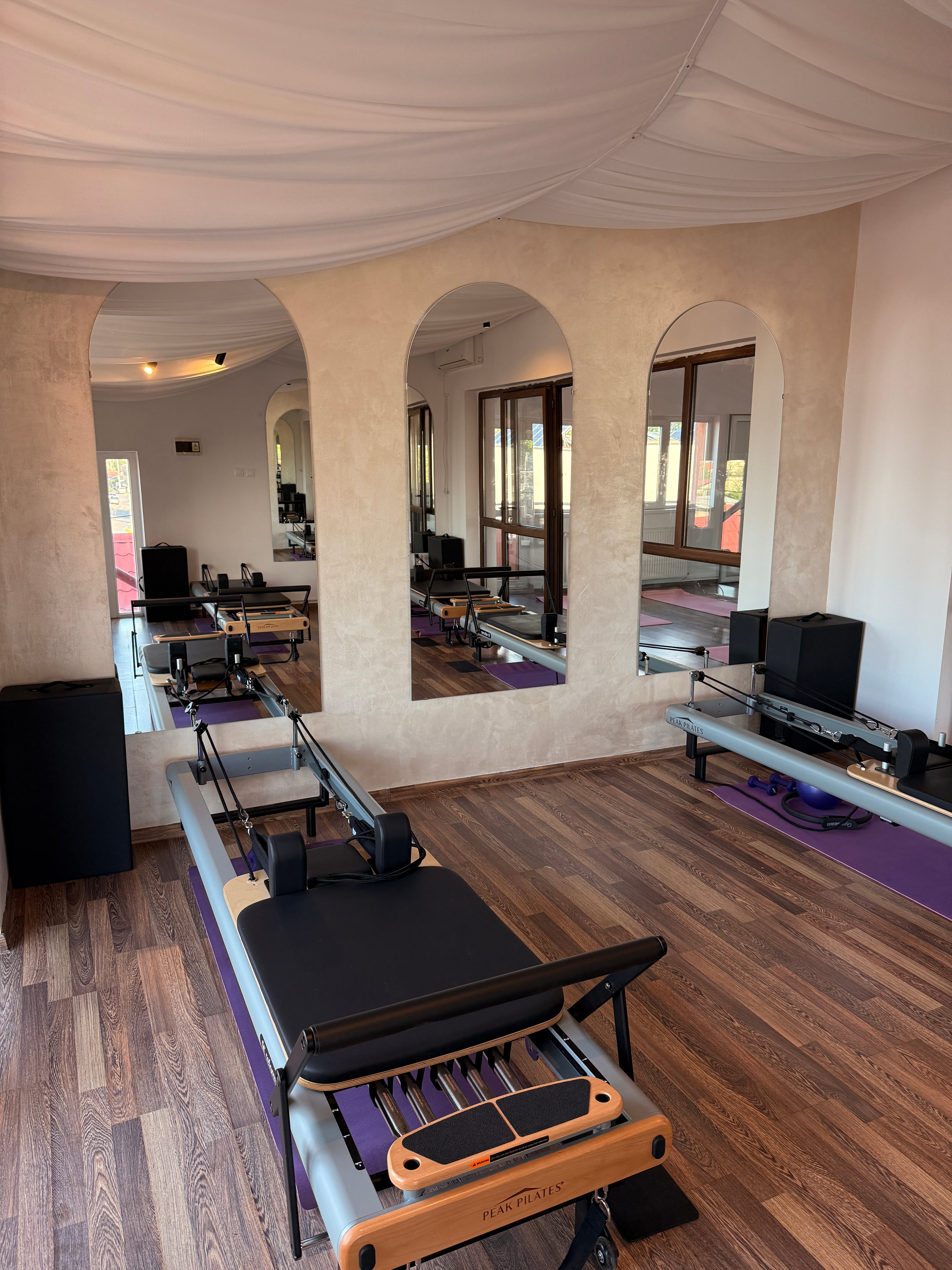 Mișcări fluide și dinamice de Pilates pentru tonifiere musculară la Balance Studio Ploiești